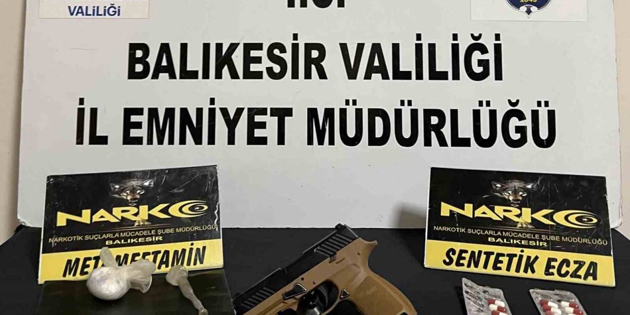 Şüpheli Araçtan Hem Silah Hem Uyuşturucu Ele Geçirildi