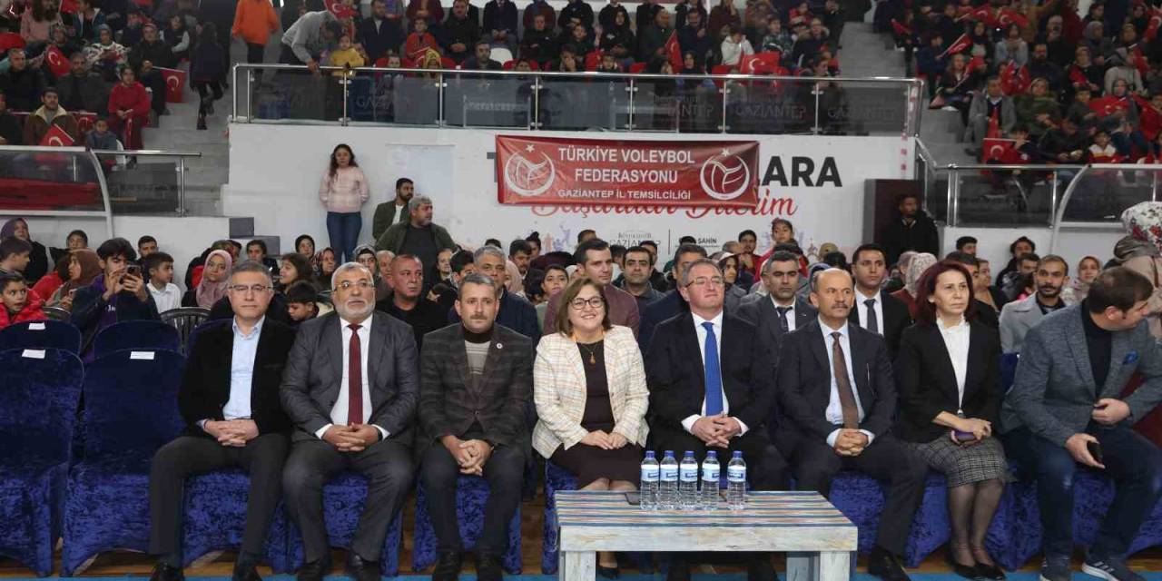 Büyükşehir, Öğrencilere Spor Malzemesi Desteğini Sürdürüyor