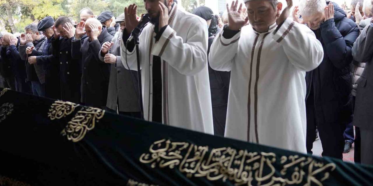 Trabzonspor’un Eski Futbolcusu Ve Yöneticisi Coşkun Şahinkaya, Son Yolculuğuna Uğurlandı