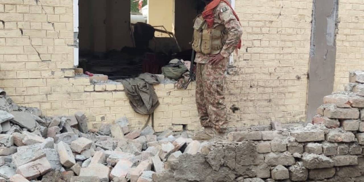 Pakistan’da Kışlaya Bombalı Saldırı: 23 Ölü