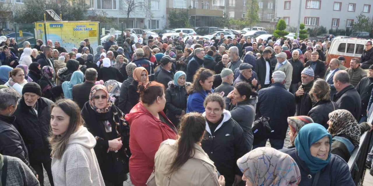 Lapseki’de Umre Yolcuları Dualarla Uğurlandı