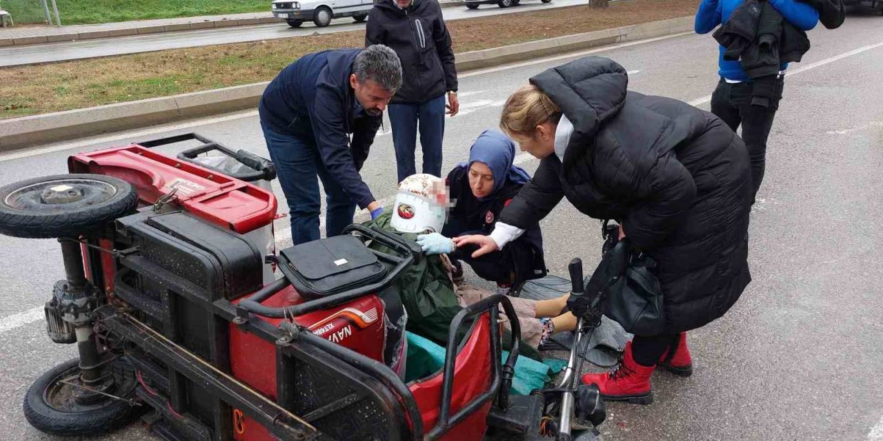 Hasta Taşıyan 3 Tekerlekli Bisiklet Ambulansla Çarpıştı: Hasta Ve Eşi Yaralandı