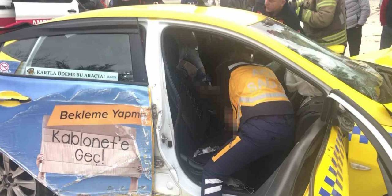 Maltepe’de Taksi Ağaca Çarptı, Şoför Araç İçinde Sıkıştı