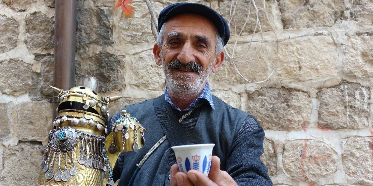 Mardin Sokaklarında 38 Yıldır ’mırra Kahvesi’ Satıyor