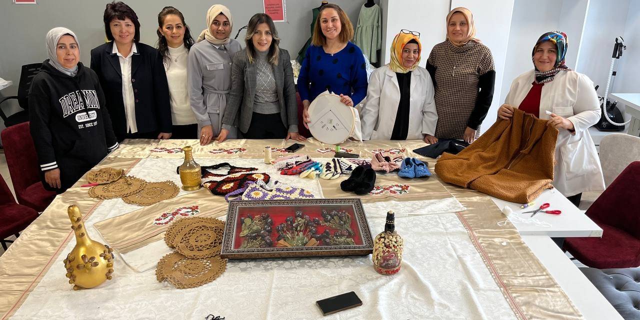 Depremzede Kadınlar Kurulan Kooperatifle Üretim Yaparak Ekonomilerine Katkı Sağlıyor