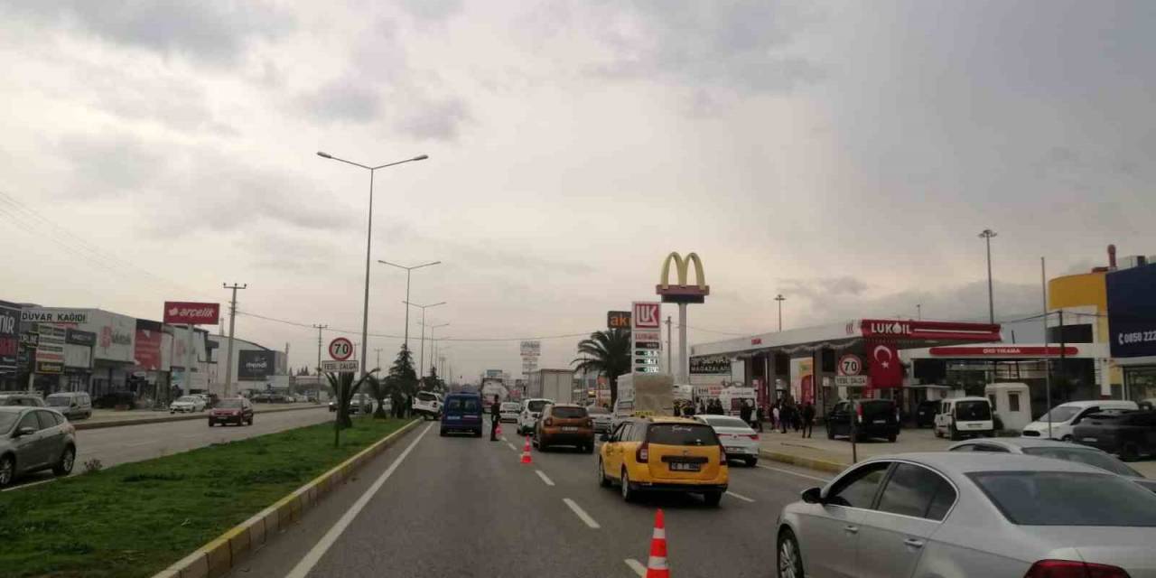 Edremit’te Servis Minibüsü İle Otomobil Çarpıştı: 6 Yaralı