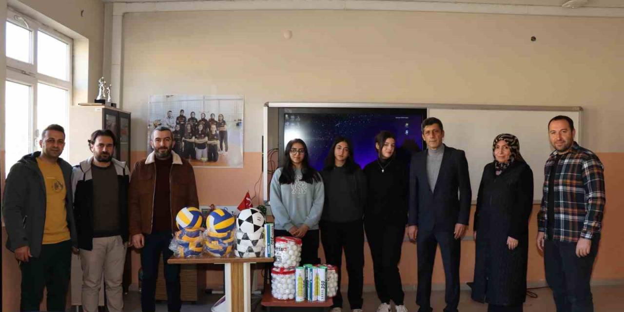 Kız Voleybol Takımına İş İnsanından Malzeme Desteği
