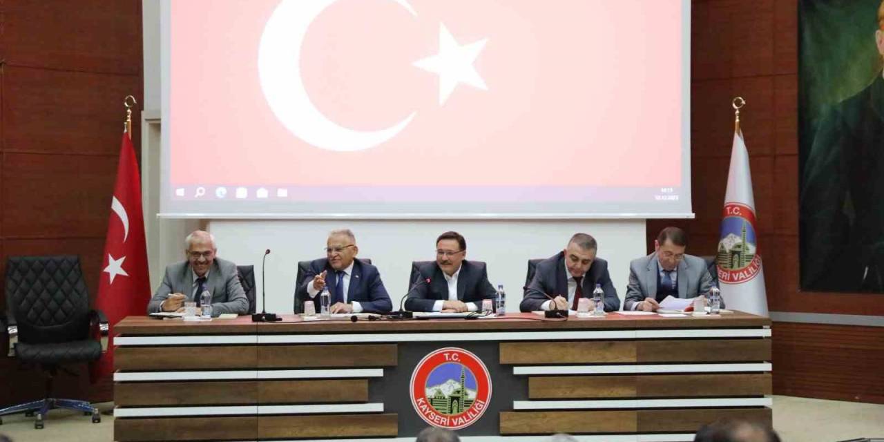 Vali Çiçek Mahalle Muhtarlarını Dinledi