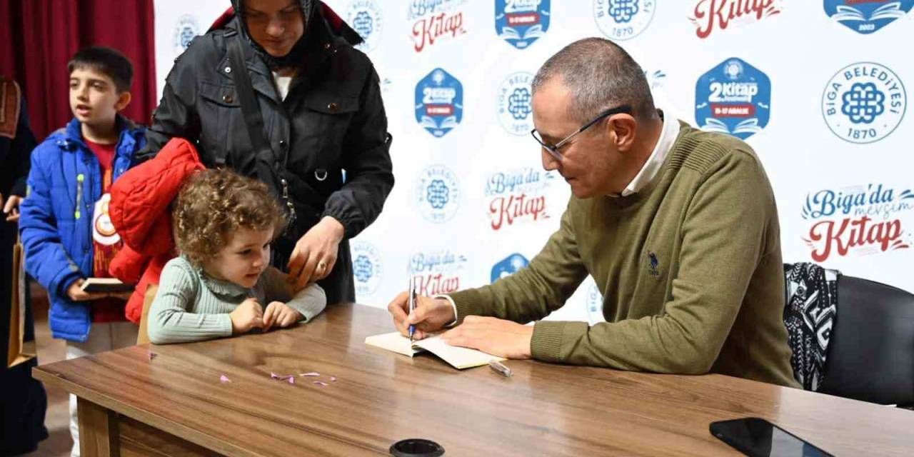 Orhan Toker, Kitap Festivali’nin İkinci Gününde Okurlarıyla Buluştu