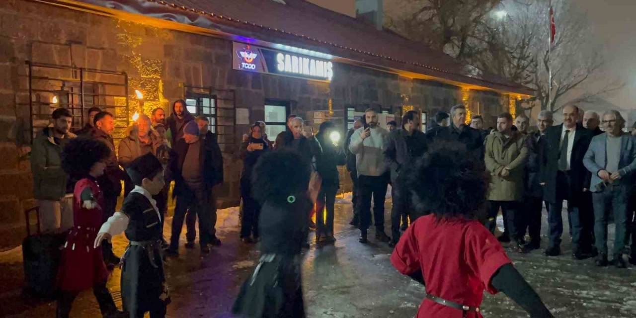 Doğu Ekspresi Yolcularına Davullu-zurnalı Ve Meşaleli Karşılama