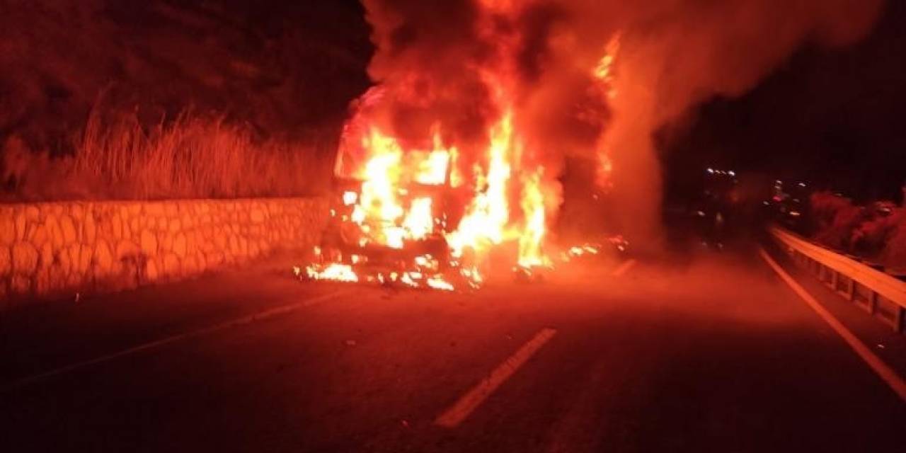 Çimento Kağıdı Yüklü Tır Küle Döndü