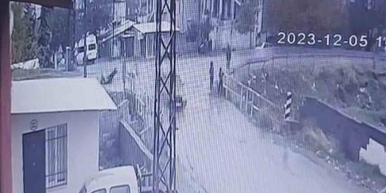 Otomobil İle Motosikletin Çarpışması Anbean Görüntülendi