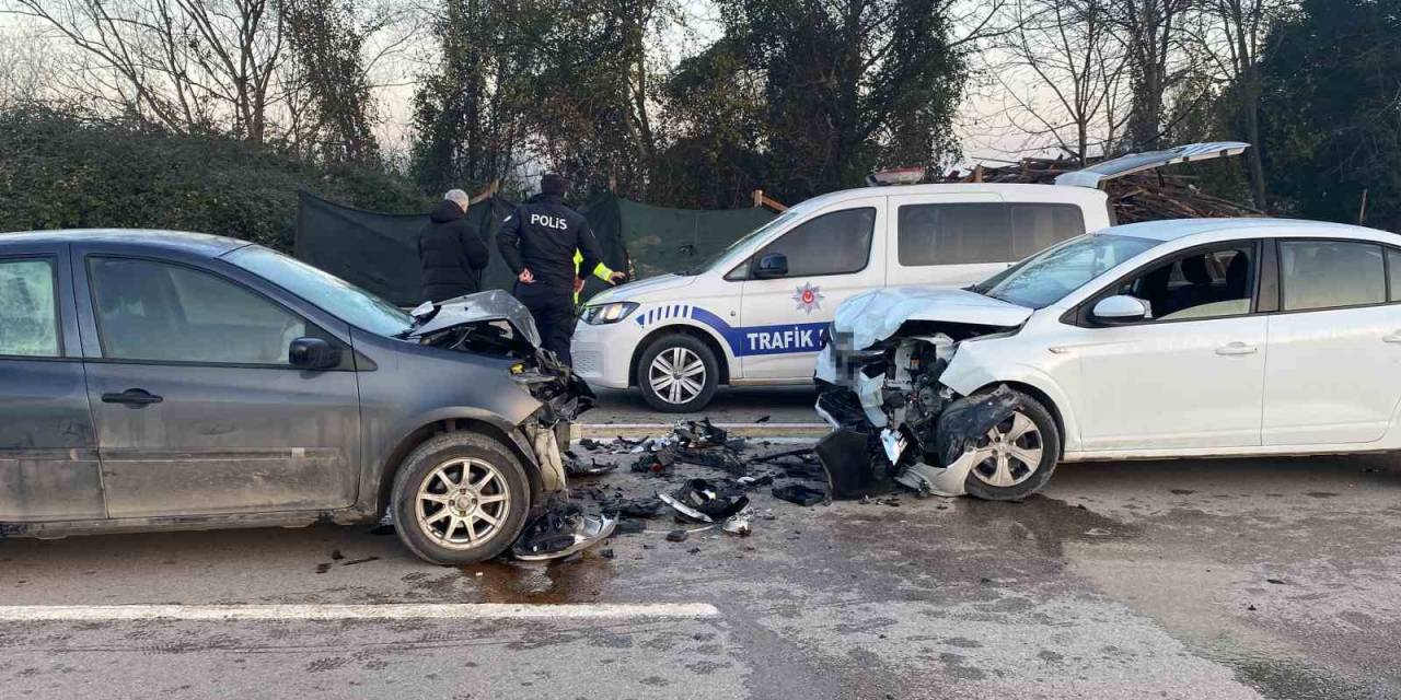 İki Otomobil Kafa Kafaya Çarpıştı: 2’si Çocuk 4 Yaralı