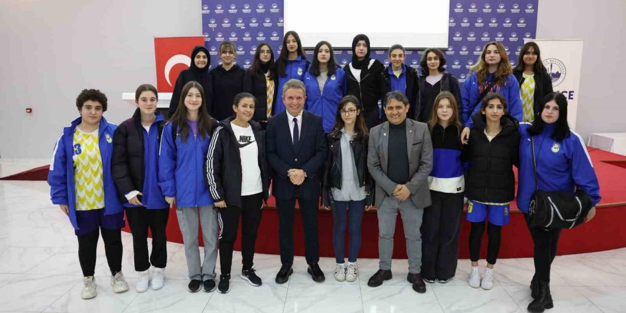 Erdoğan Arıkan, Derince’de Gençlerle Buluştu