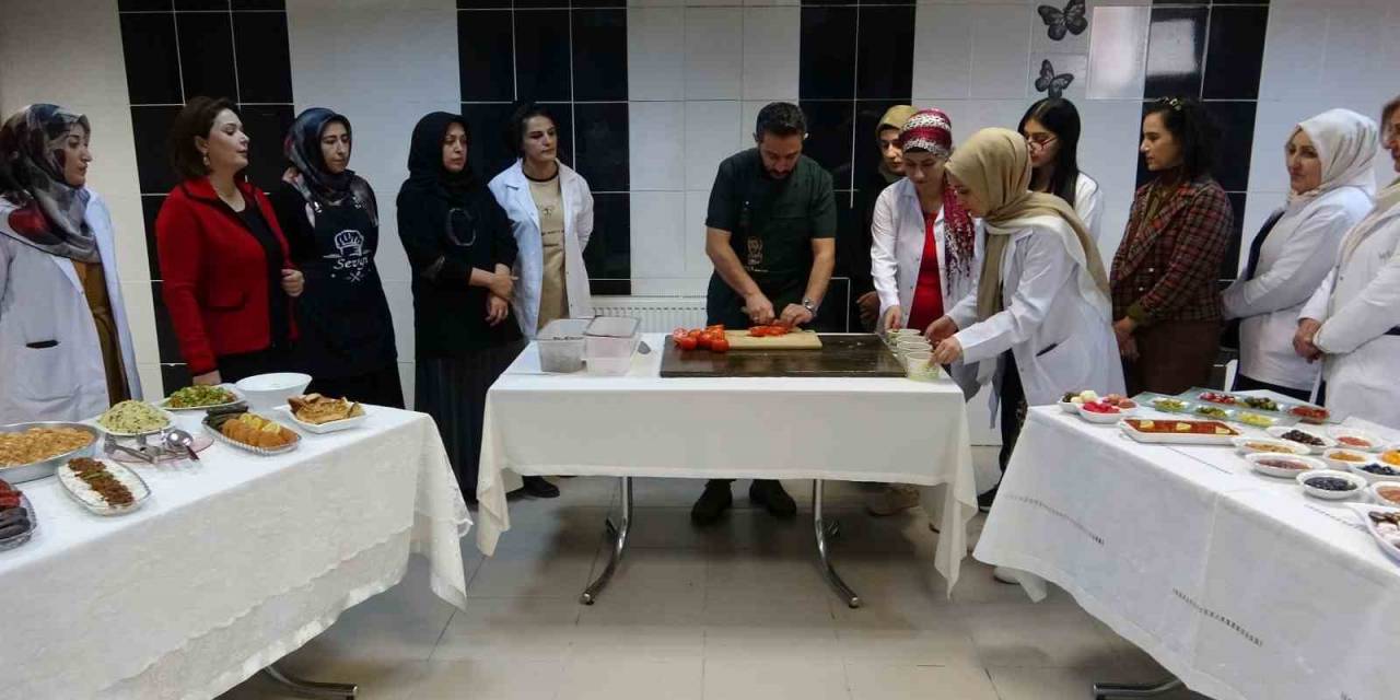 Kadın Kursiyerlere Uzman Aşçılardan Eğitim