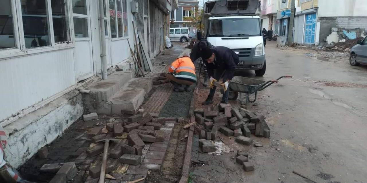 Gölbaşı Belediyesi Kaldırımları Onarıyor