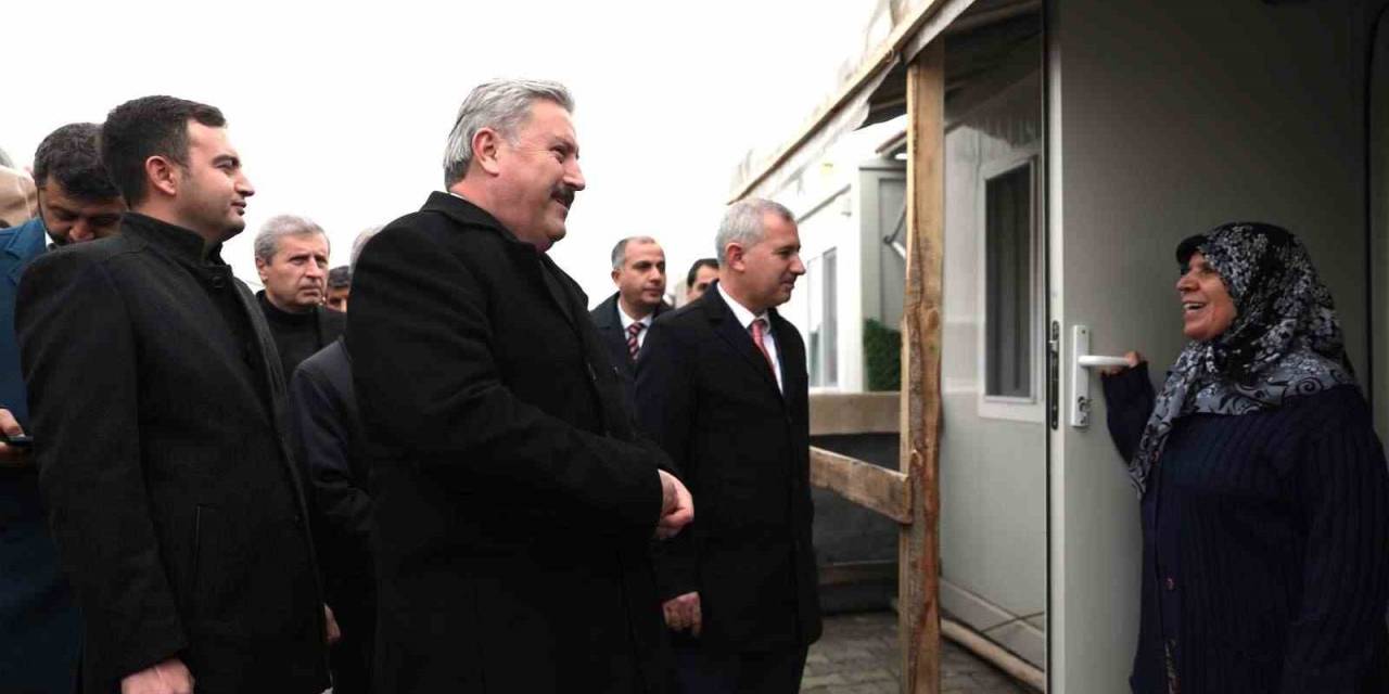 Kayseri’nin Yardım Tırları, Kardeş Belediye Yeşilyurt’a Teslim Edildi