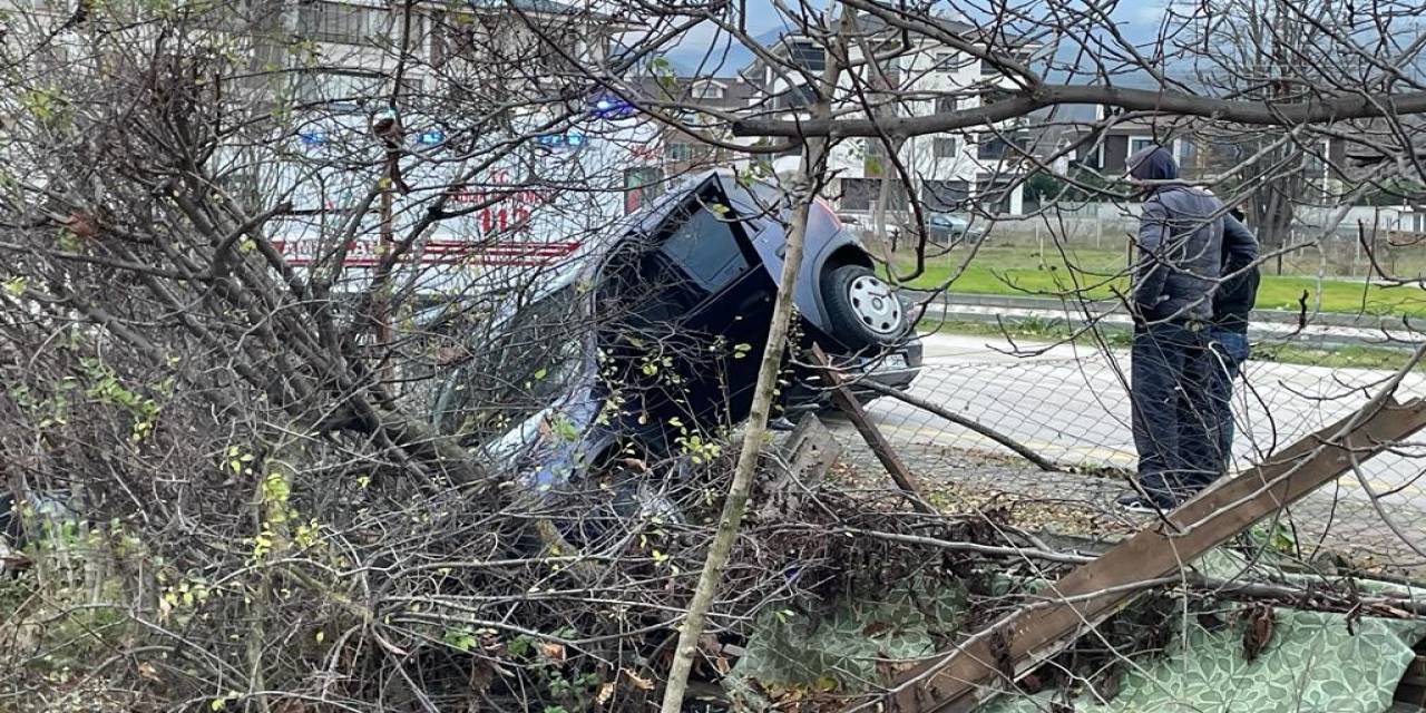 Kontrolden Çıkan Otomobil Evin Bahçesine Devrildi