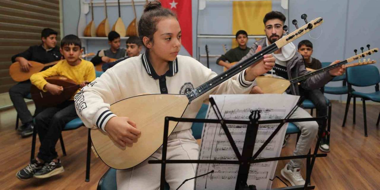 Van Büyükşehir Belediyesinin Bağlama Kursuna Yoğun İlgi