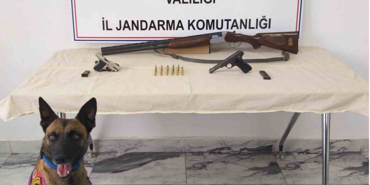 Uyuşturucu Baskını Yapılan Adreste Ruhsatsız Tabanca Ve Tüfek Ele Geçirildi