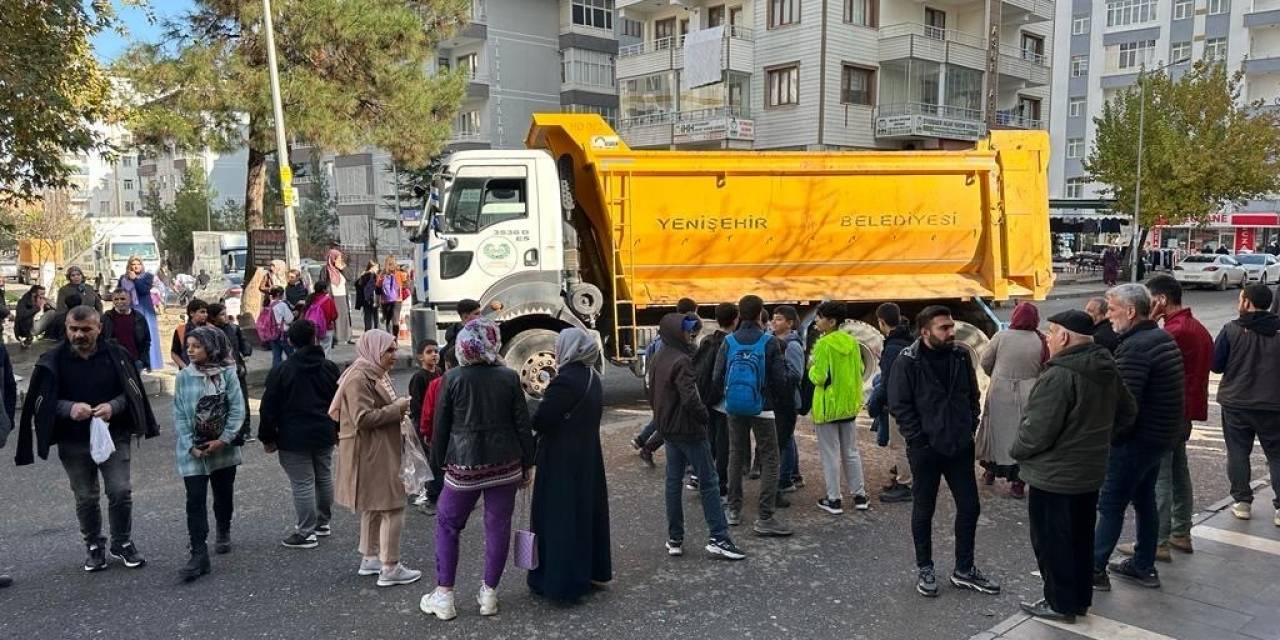 Diyarbakır’da Yolun Karşısına Geçmeye Çalışan Kadına Kamyon Çarptı