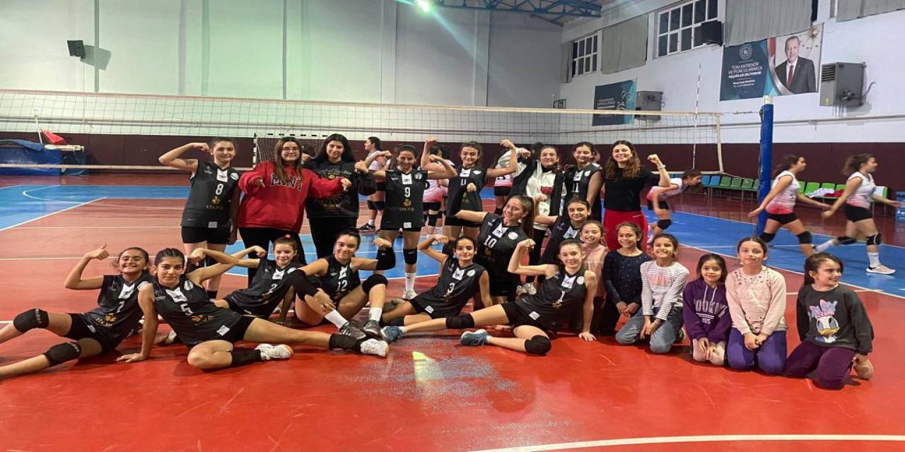 Germencikli Kızlar İlk Galibiyetini Aldı