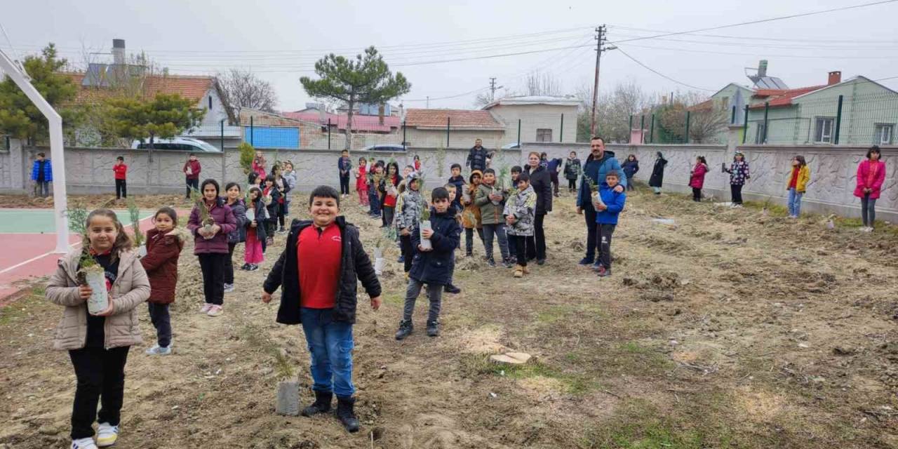 Karapınar’da Öğrenciler Fidanları Toprakla Buluşturdu