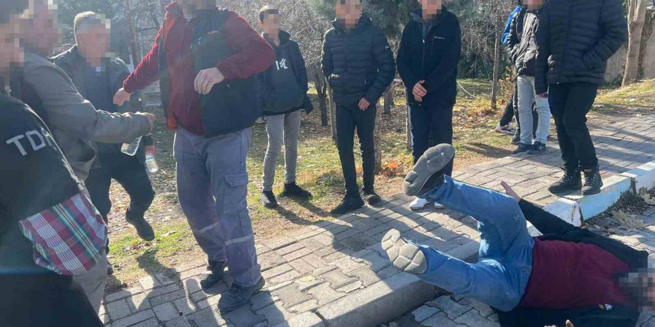 Öğrenciler Şakalaştı,  Veliler Kavga Etti