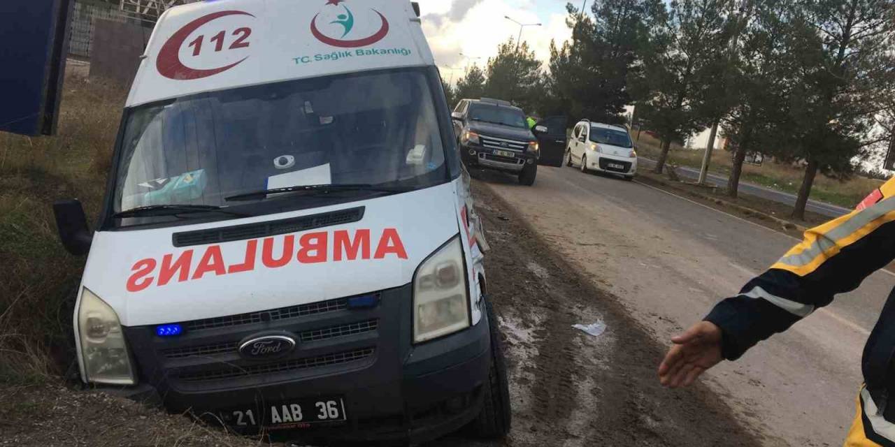Diyarbakır’da Hastaneden İlçeye Dönen Ambulans Kaza Yaptı: 1 Yaralı