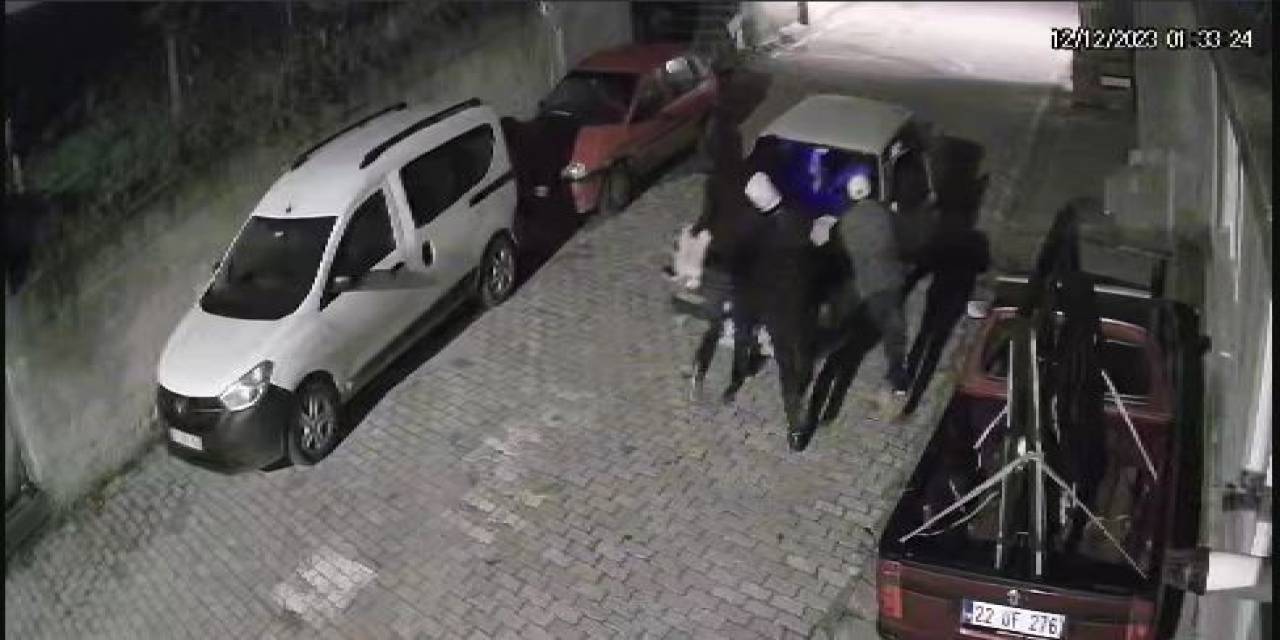 4 Kişinin İterek Çaldığı Otomobil Kamerada