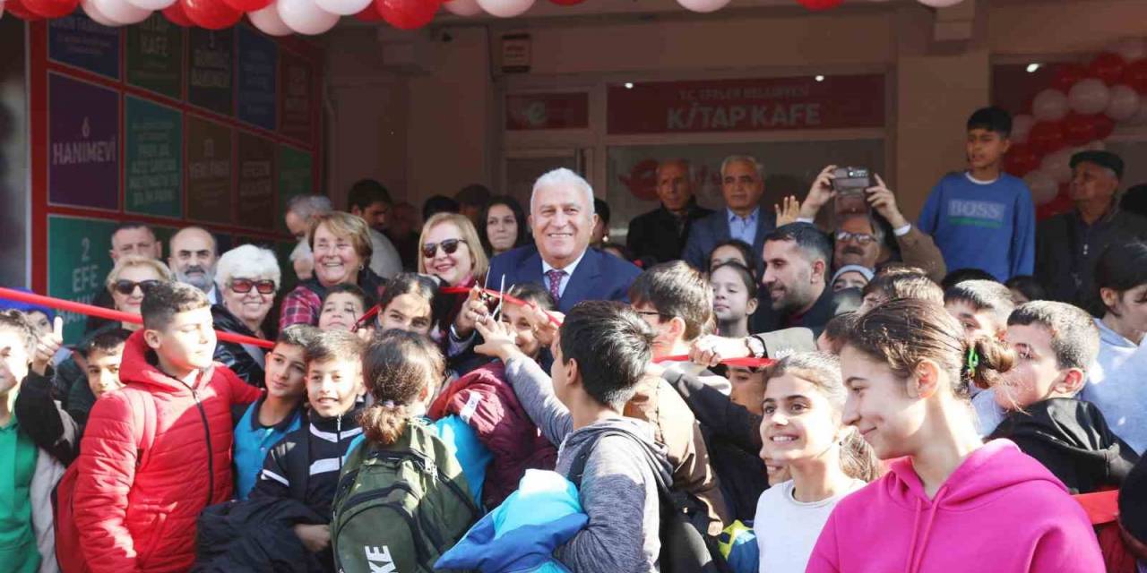 Efeler’de 14’üncü Kitap Kafe Düzenlenen Tören İle Açıldı