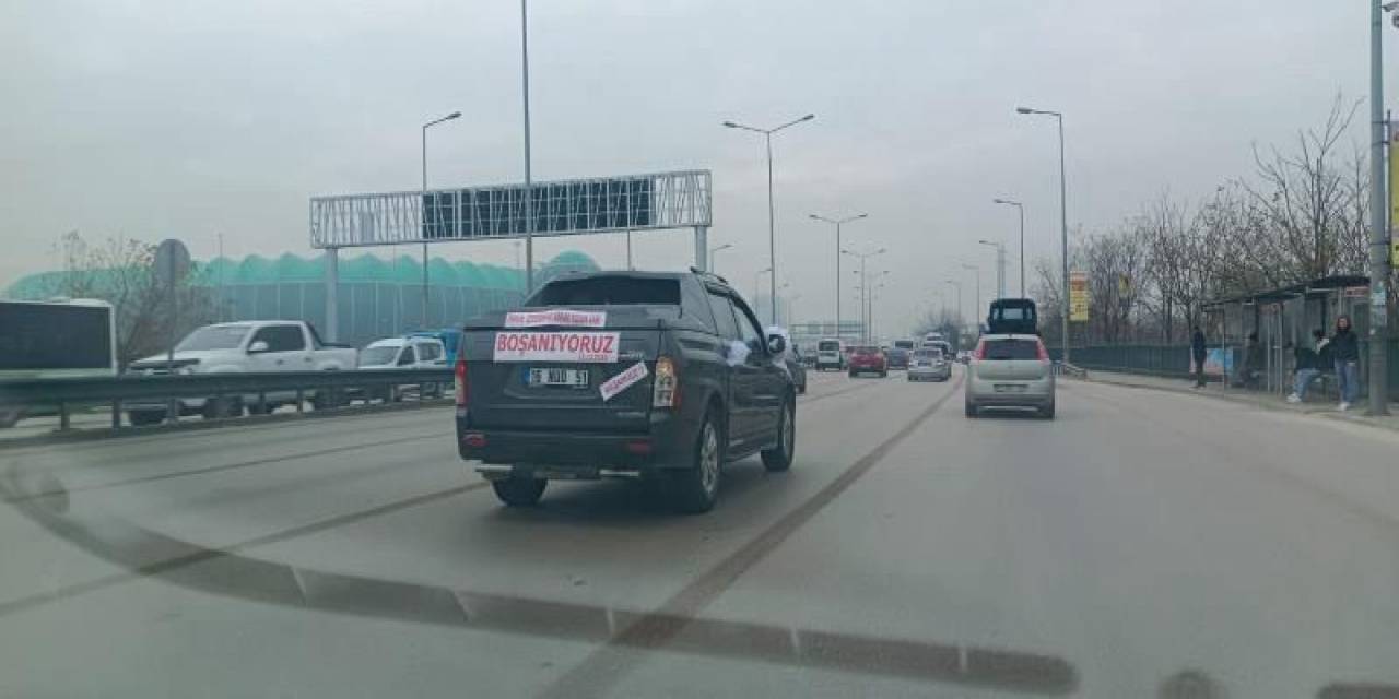 Boşanma Davasına Giderken Aracını Düğün Arabası Gibi Süsledi, Görenler Şaşırdı