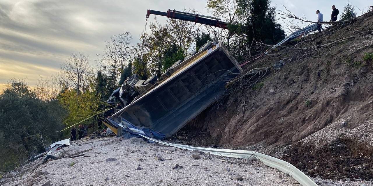 75 Metre Sürüklenen Hafriyat Kamyonu Yeşillik Alana Devrildi: 1 Ölü, 1 Yaralı