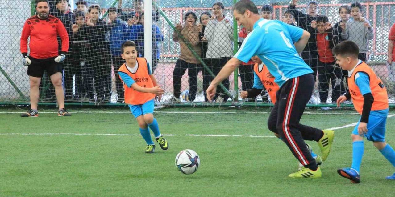 Yalova’da Kurum Müdürleri Öğrencilerle Futbol Maçı Yaptı