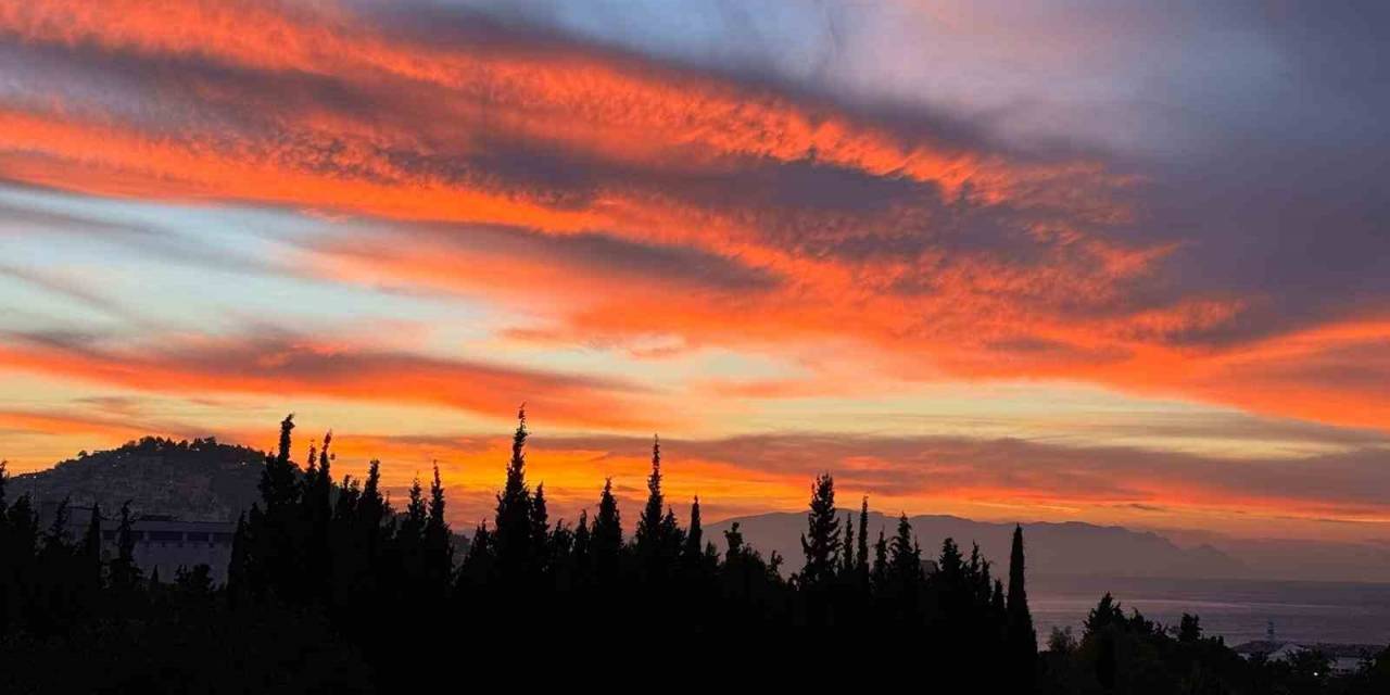 Kuşadası’nda Gün Batımında Renk Cümbüşü
