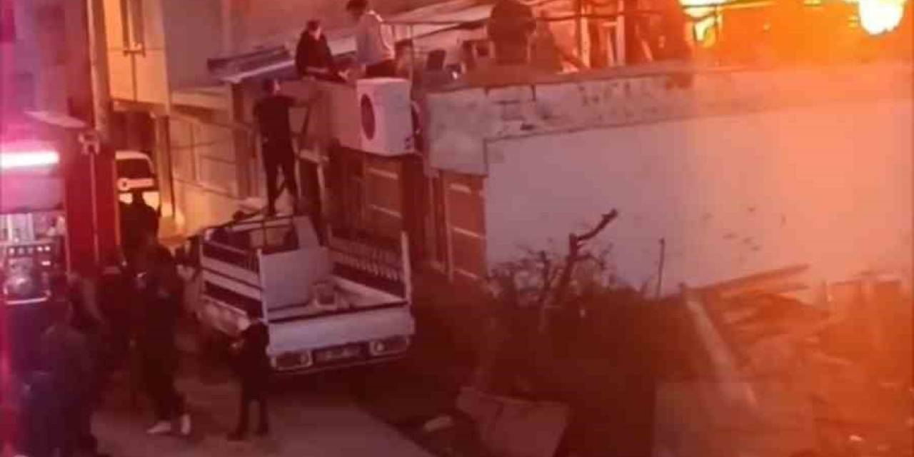 Evin Çatısı Alev Alev Yandı, Mahalle Duman Altında Kaldı