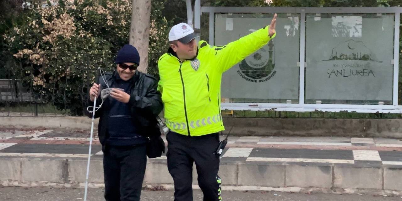 Görme Engelli Yayanın Yardımına Polis Yetişti
