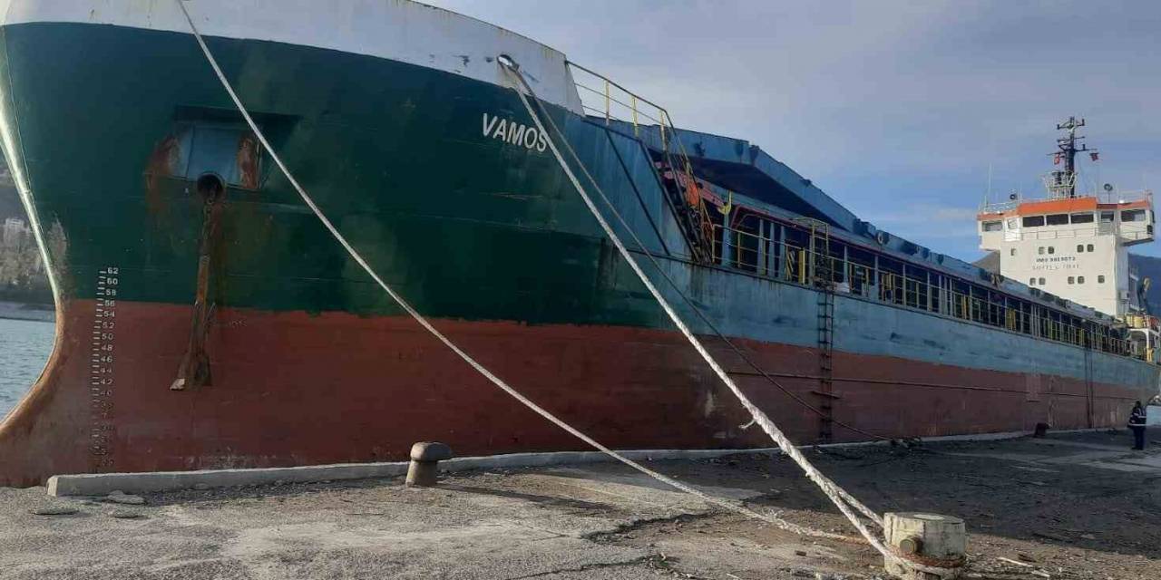 Kastamonu’da Karaya Oturan Gemi Kurtarıldı