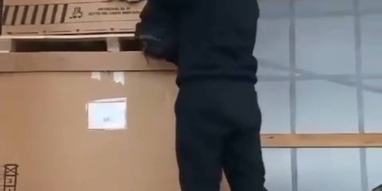 Tır Dorsesindeki Kutudan Mülteci Çıktı