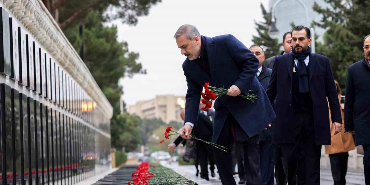 Dışişleri Bakanı Fidan, Haydar Aliyev’in Mezarını Ziyaret Etti