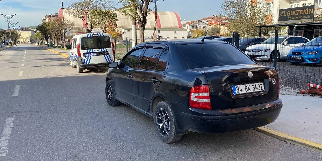 Park Halindeki Otomobilde Silahla Vurulmuş Halde Bulundu