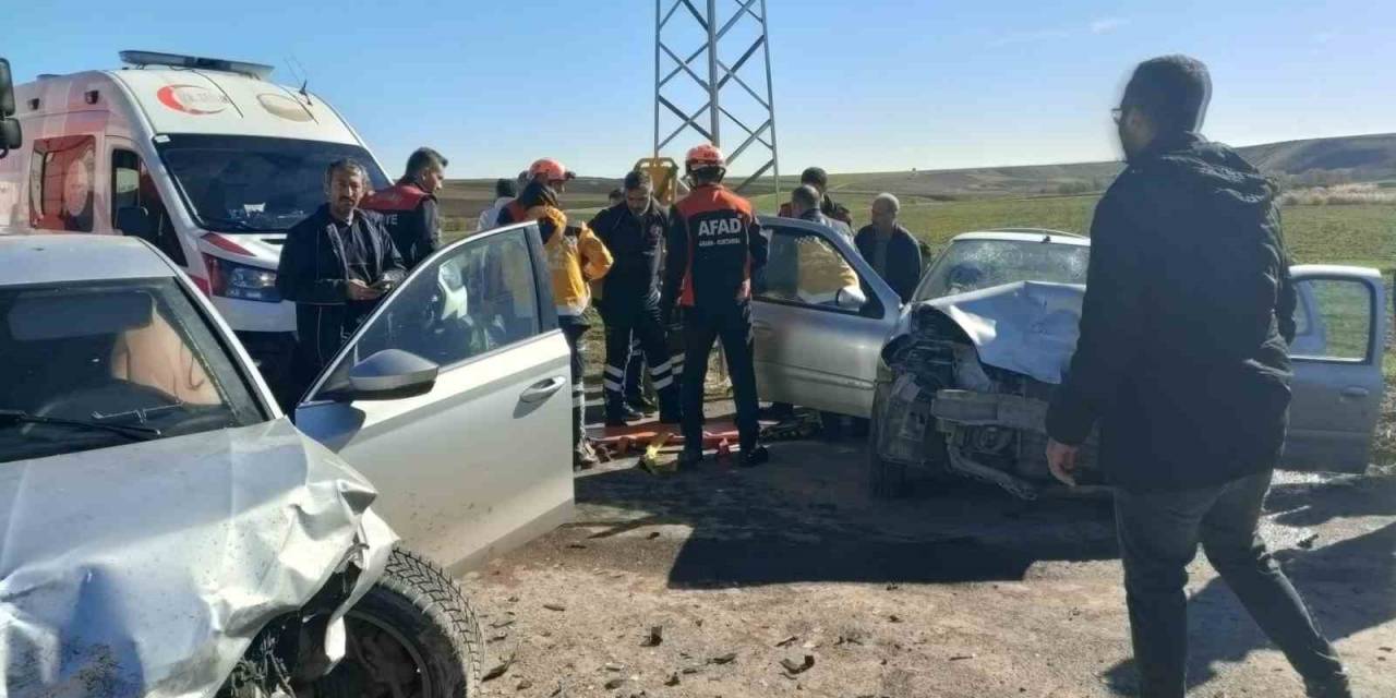 Otomobiller Kafa Kafaya Çarpıştı: 1 Ölü, 3 Yaralı