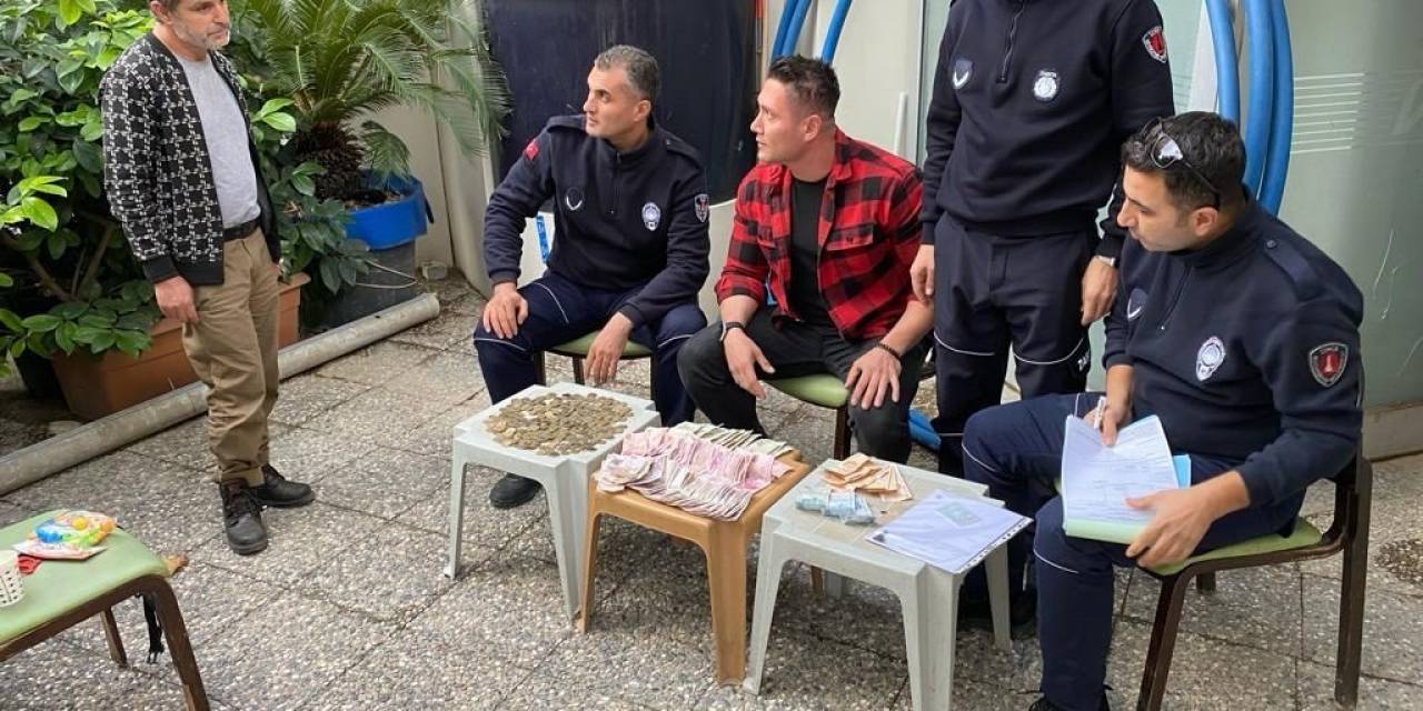 İzmir’de Dilenci 3 Saatte Bin 700 Lira Topladı