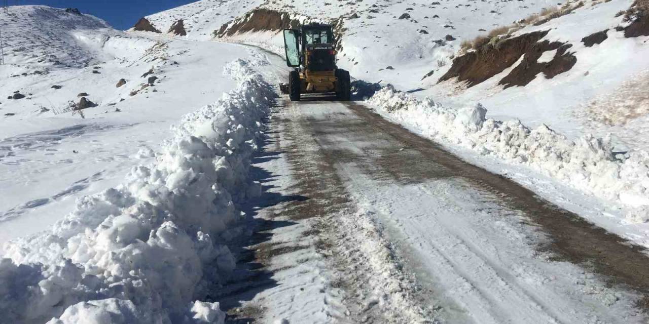 Kar Kalınlığı 2 Metreyi Geçti, Ekipler Gece Gündüz Çalışarak Yolları Açıyor