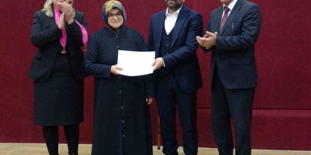 72 Yaşındaki Besna Say, Okur-yazarlık Sertifikasını Başkan Oğlunun Elinden Aldı