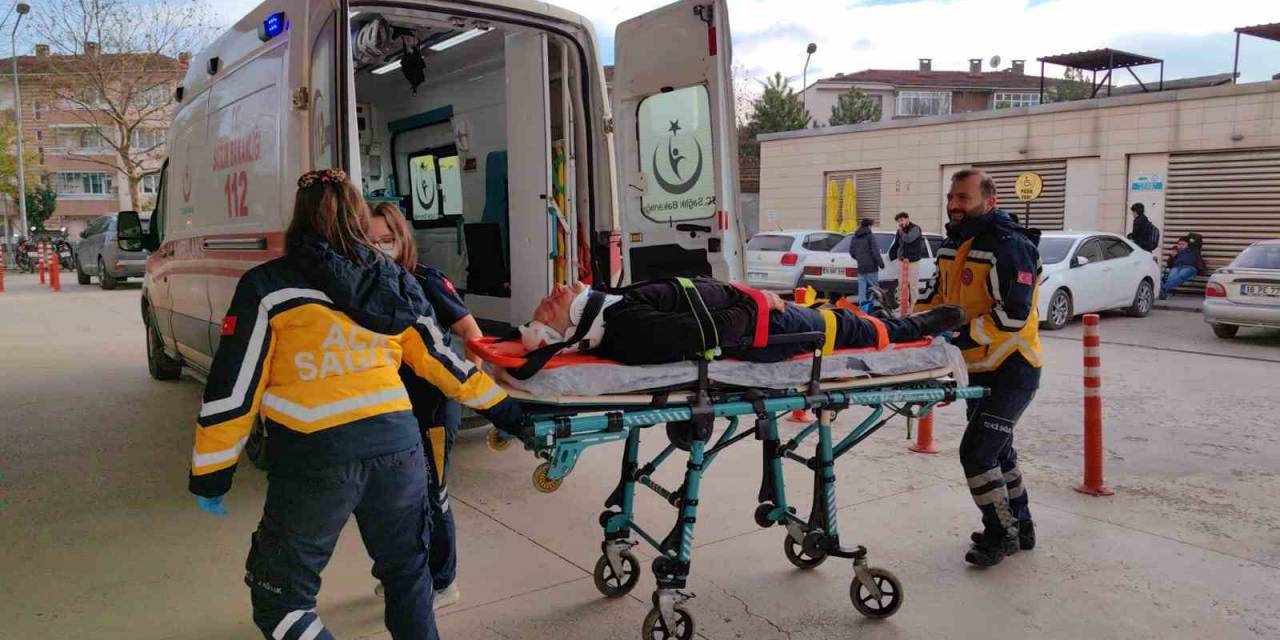 Bursa’da Tırla Çarpışan Otomobil Şarampole Uçtu, 2 Kişi Yaralandı