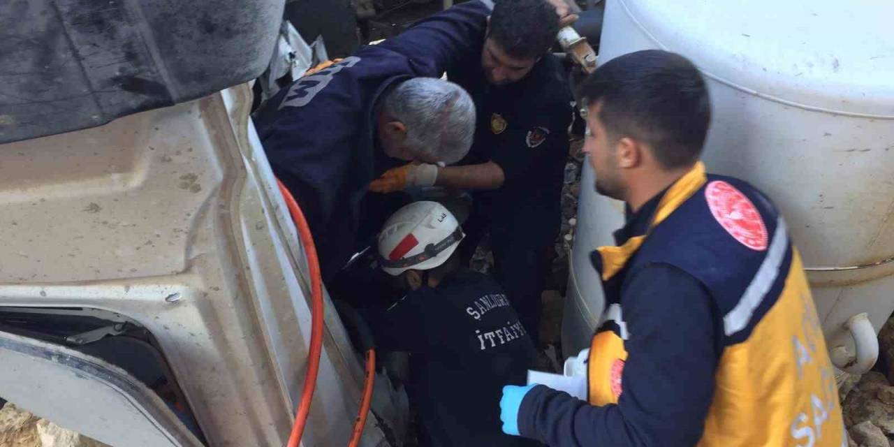 Devrilen Beton Mikserinde Sıkışan Sürücüyü İtfaiye Kurtardı
