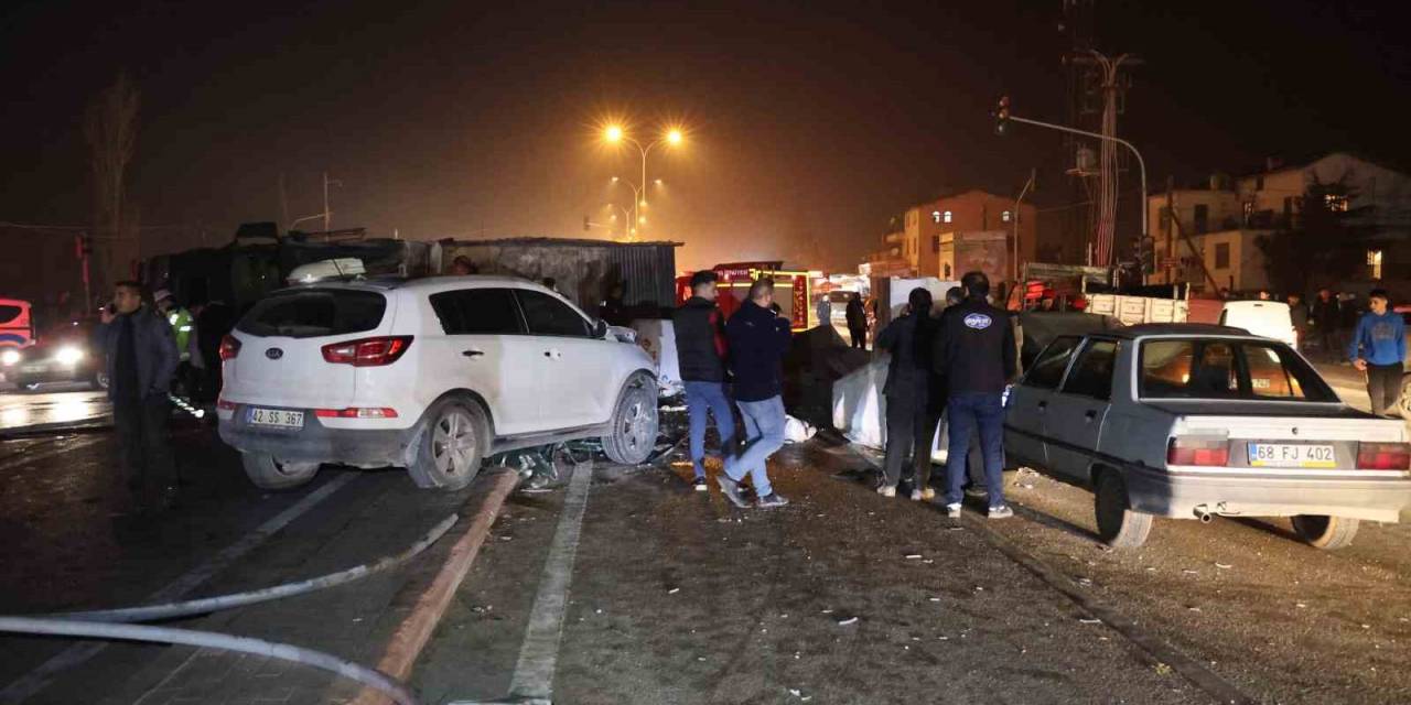 Devrilen Tırdan Savrulan Mermerler Araçlara Çarptı: 5 Yaralı
