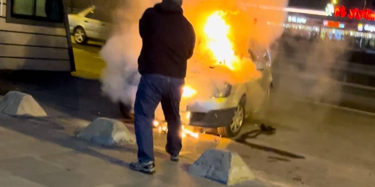 Bahçelievler’de Park Halindeki Otomobil Alev Alev Yandı