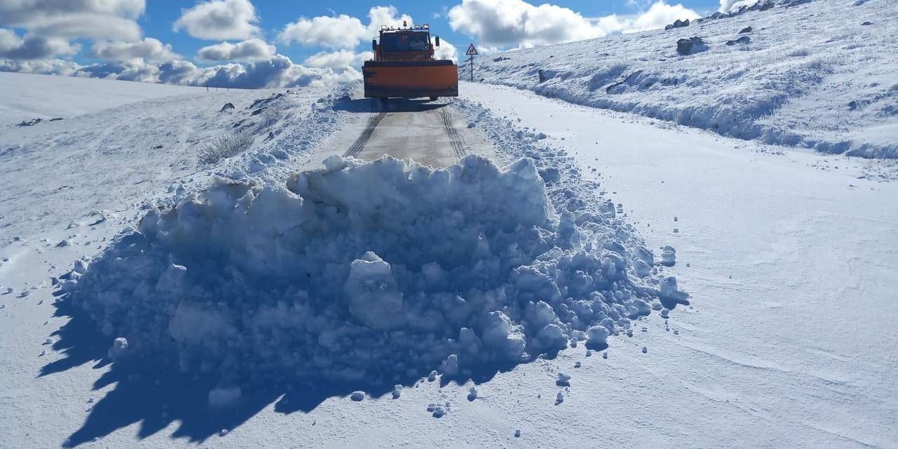 Bayburt’un Yüksek Rakımlı Yerleri Beyaza Büründü Karla Mücadele Aralıksız Sürüyor